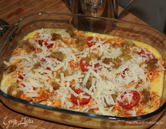 Натрите сверху полутвердый сыр, например, Российский или Голландский, посыпьте 1 щепоткой сушеного тимьяна, и я еще добавила лук, карамелизированный тростниковым сахаром. Он по задумке у меня должен был пойти сверху на слой картофеля, но я о нем вспомнила, когда уже завершила комплектацию блюда, поэтому он у меня в ингредиенты не вошел. Это тоже остаток от вчерашней брускетты с луком и оливковым маслом, которой я обязательно с вами поделюсь! 