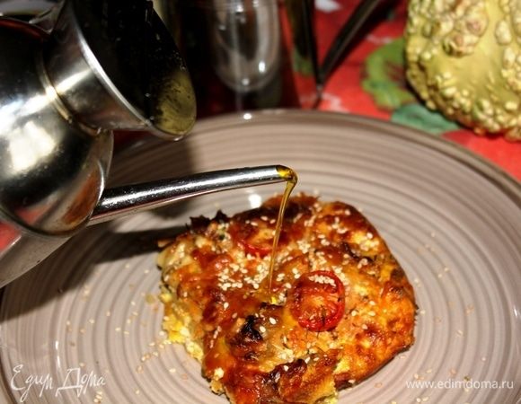 Разделить на 4 части запеканку, разложить по тарелкам, посыпать кунжутными семечками, полить оливковым маслом Extra Virgin.