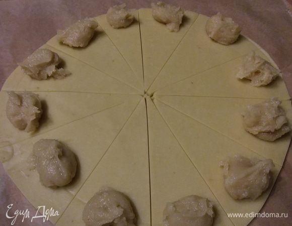 Выложить начинку, примерно по 1 ч. л. 