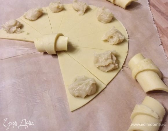 Закрутить круассаны к центру.