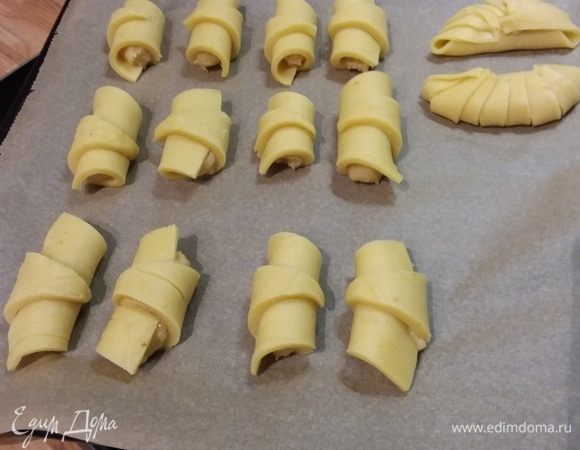 Выложить на противень, покрытый пергаментной бумагой. 