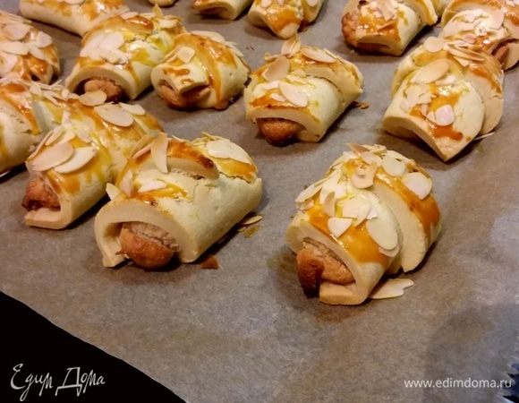 Выпекать в заранее разогретой до 180°С духовке около 20 мин до золотистого цвета. 