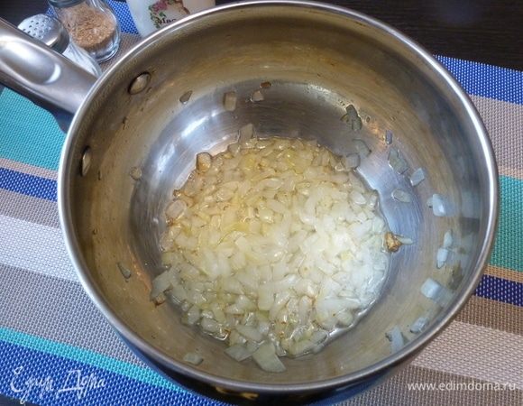 Лук мелко нарежем и обжарим до мягкости в сотейнике.