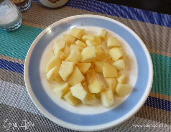 Пока почистим айву от шкурки и семян, нарежем кусочками.