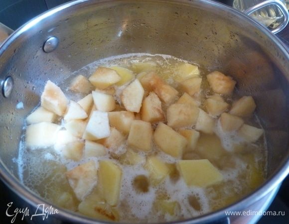 Отправляем к картофелю и варим до полной готовности картофеля и айвы.