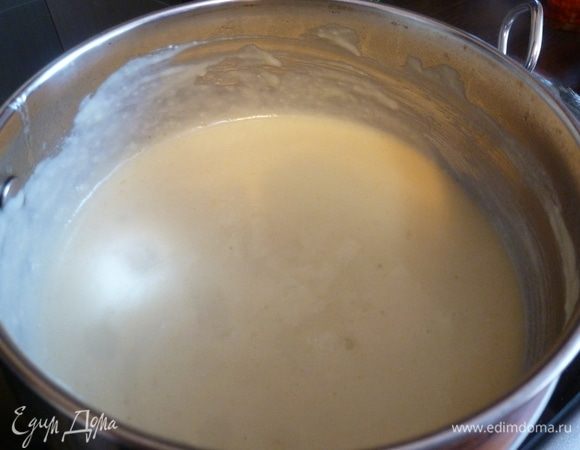 Пюрируем погружным блендером содержимое кастрюли до гладкости. Вольем сливки и доведем до кипения, но не кипятим.