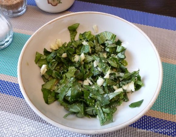 Готовим ароматное масло. Мелко нарежем базилик и чеснок, посолим и оставим на 10 минут обмякнуть.