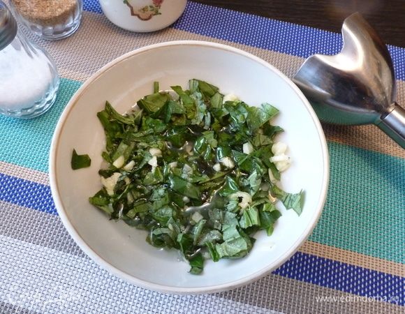 Измельчим базилик блендером, вольем оливковое масло и измельчим блендером еще раз. Должна получиться довольно густая масса. 