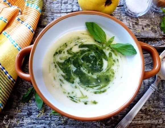 Разольем суп по тарелкам, в центр тарелки выложим базиликовую массу. Размешаем деревянной шпажкой так, чтобы получился красивая спираль. Добавить еще немного оливкового масла и поперчить. 
Подаем к столу. Приятного аппетита!