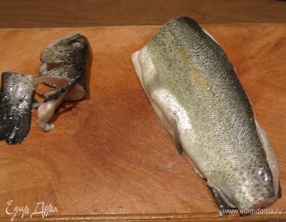 Чистим рыбу, отрезаем головы и хвосты.