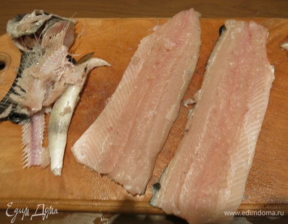 Делаем разрез по хребту, вынимаем хребет, срезаем край жирный и отрезаем плавники, полоску вдоль хребта с жиром и косточками. Раньше никогда не срезала край филе, получались «лохматые» жирноватые кусочки, на МК подсказали, как предпочтительнее разделывать рыбу, все обрезки не пропадают, пойдут на уху.