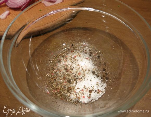 Смешиваем соль, сахар и перец.