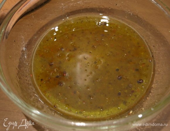 Добавляем соус бальзамический светлый и коньяк. Перемешиваем до растворения соли и сахара. Можно добавить душистый перец, чеснок.