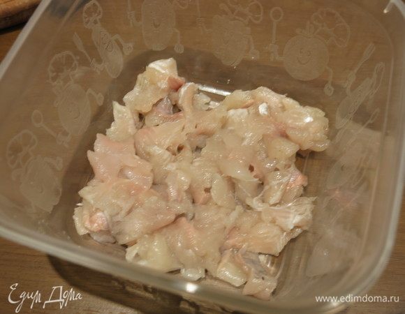 Выкладываем в форму часть рыбы.