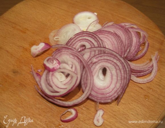 На рыбу кладем лук и лавровый лист.