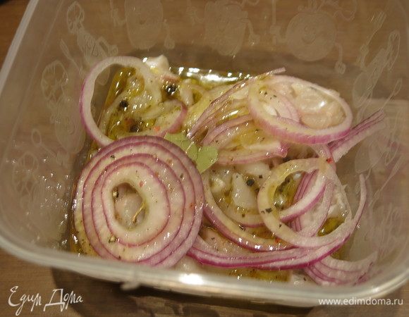 Поливаем маринадом.