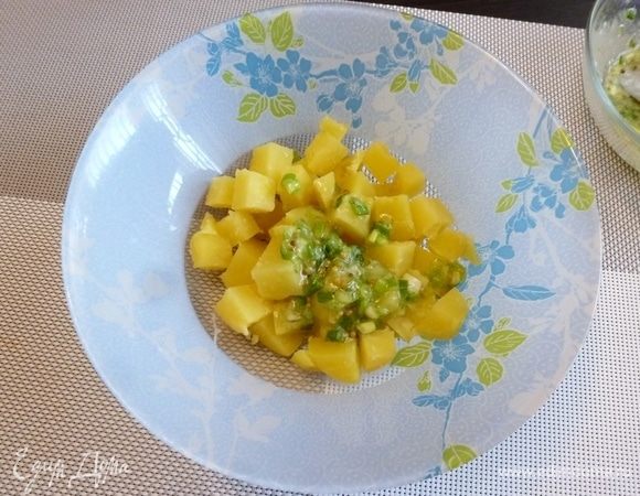 Картофель нарежем на кубики. Польем половиной заправки. Отставим пропитаться, пока нарезаем остальные ингредиенты.