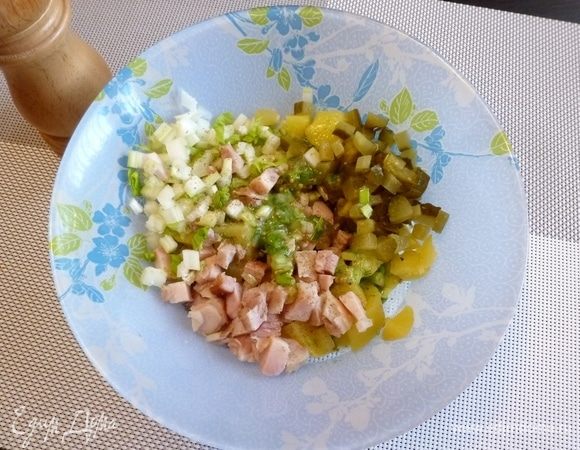 С копченого окорочка снимем кожу и жир, нарежем кубиком. Так же поступим с черешком сельдерея и маринованным огурцом. Соединим в миске и польем остальной частью заправки. Перемешаем.