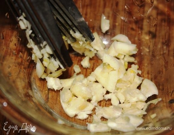 В небольшую миску порубить 2 дольки чеснока.