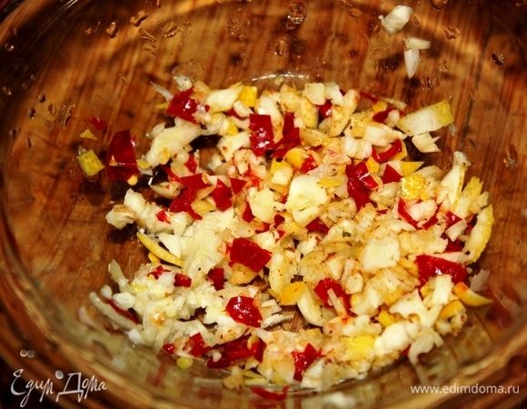 В эту же миску добавить: пеперончино — 2 шт., 2 тонкие полоски цедры лимона, снятые аккуратно ножом со свежего лимона. Порубить содержимое. Я измельчала с помощью специальных ножниц с пятью лезвиями. Очень удобно, советую приобрести! 