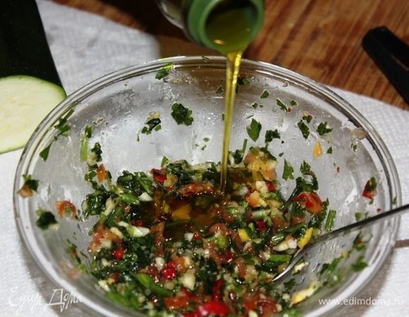 Щедро влить в ароматную смесь оливковое масло Extra Virgin.