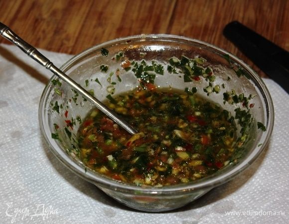 Добавить соль, свежемолотый черный перец. Хорошо перемешать. Дать немного настояться, пока готовятся овощи.