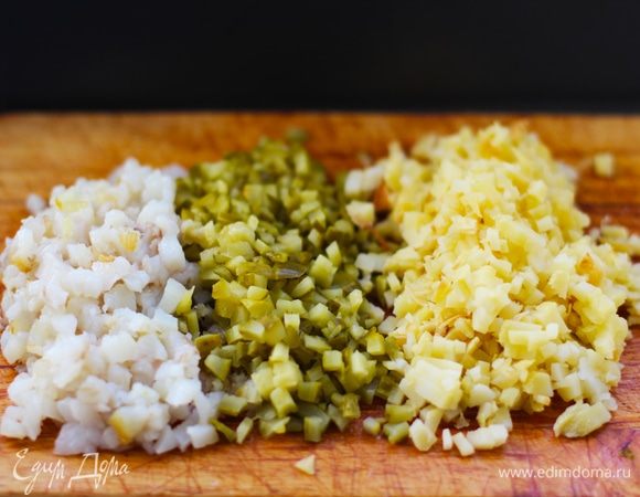 В том же формате нарезать корнишоны и рыбу. Этот процесс занял львиную долю времени.