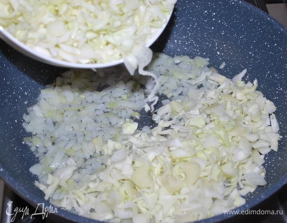 Сделаем начинку. Обжарим лук на растительном масле, добавим нарезанную капусту.