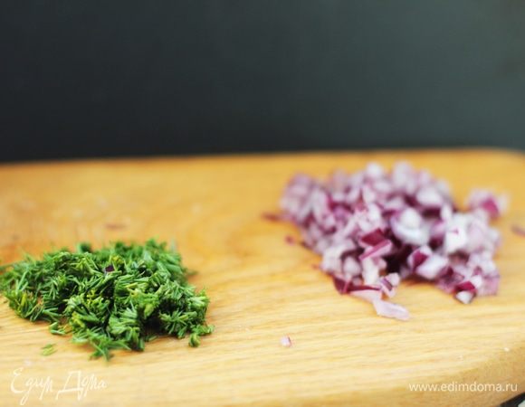 Пару веточек укропа мелко покрошить. Лук нарезать мелким кубиком. Лук можете взять любой, подойдет также и зеленый.