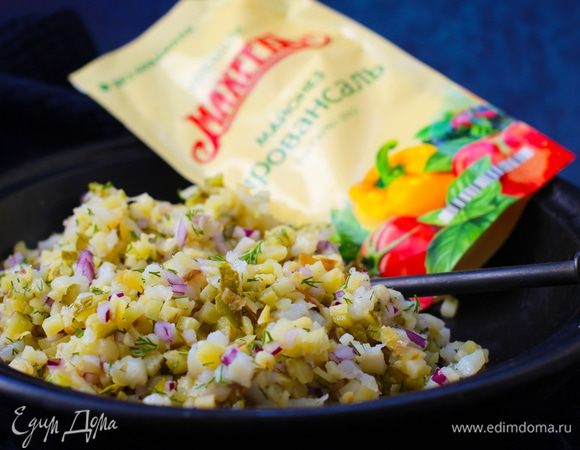 Сначала в нарезанный картофель влить масло и тщательно размешать, чтобы картофель покрылся маслом и не слипался в салате. Далее добавить все ингредиенты и поперчить салат. Возможно, вам не будет хватать в нем соли, тогда досолите. Мне кажется, что рыба, огурцы и майонез содержат достаточно соли.