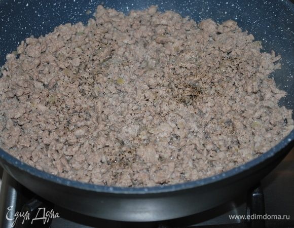 Обжарим фарш.