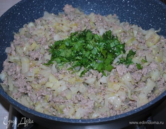 Соединим фарш и капусту, добавим свежую кинзу. Начинка для «Пигоди» готова. 