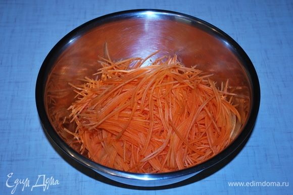 Сделаем морковь по-корейски. Трем три большие моркови на терке.
