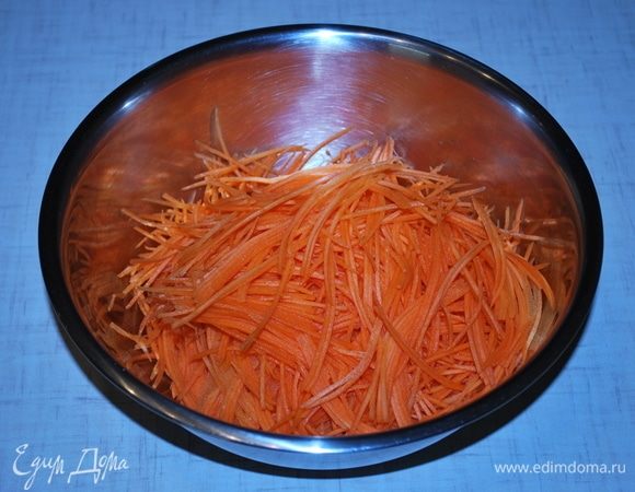 Сделаем морковь по-корейски. Трем три большие моркови на терке.