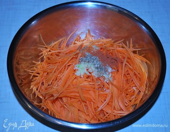 Чеснок, кориандр, острый красный перец заливаем горячим растительным маслом. Из специй я больше не добавляла ничего.