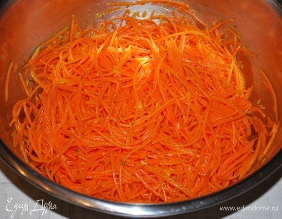 Добавляем сахар, соль и уксус. Все перемешиваем и даем настояться.