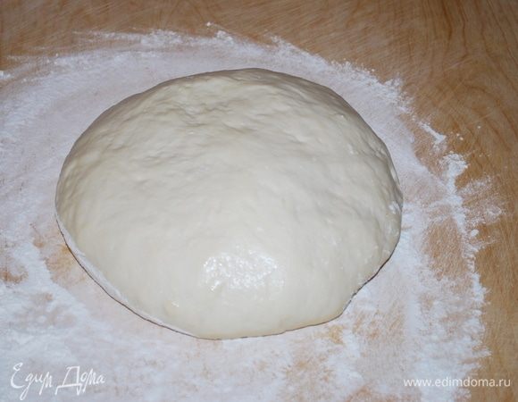 Тесто наше увеличилось в размере в два раза. Обминаем его и раскатываем, чтобы убрать пузырьки воздуха.