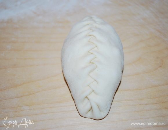 Края защипываем такой косичкой.Получается примерно 23–24 штуки, это на 4 уровня мантоварки.