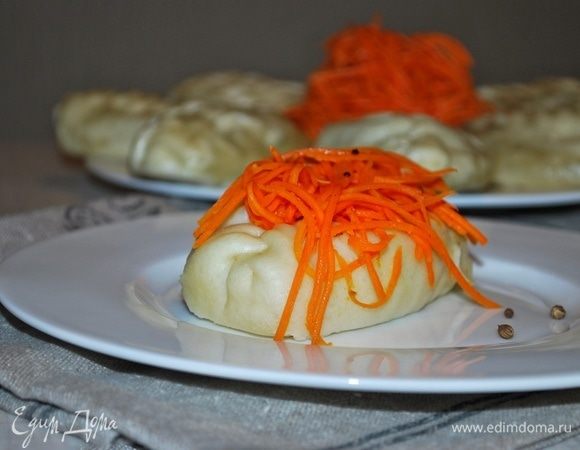 Подаем пирожки с морковью по-корейски.