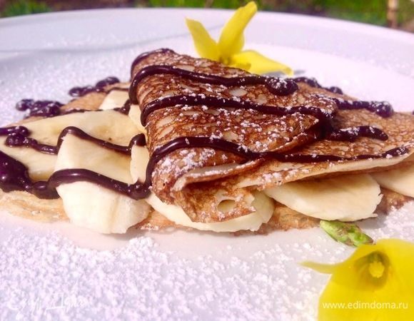 Ну а с чем их подавать, тут уж ваша фантазия.
Приятного аппетита! Эти с бананом и горячим шоколадом, тоже очень вкусно.