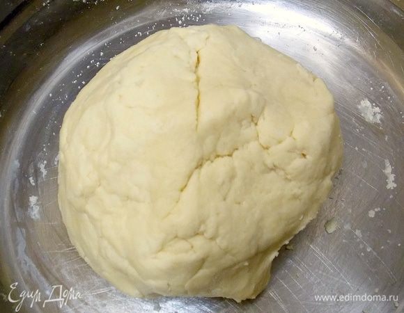 Муку смешать с крахмалом, сахаром и разрыхлителем. Перетереть с охлажденным маслом в крошку. Добавить сметану и замесить мягкое тесто. Если надо, добавьте немного сметаны или муки.