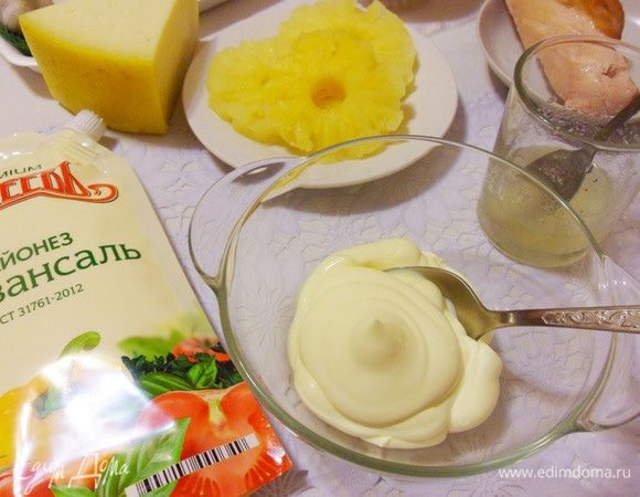 В отдельную миску выложить 4 столовые ложки майонеза ТМ «МахеевЪ», желатин (у меня быстрорастворимый) залить двумя столовыми ложками холодной кипяченой водой. Дать желатину набухнуть и затем при непрерывном помешивании распустить на водяной бане.