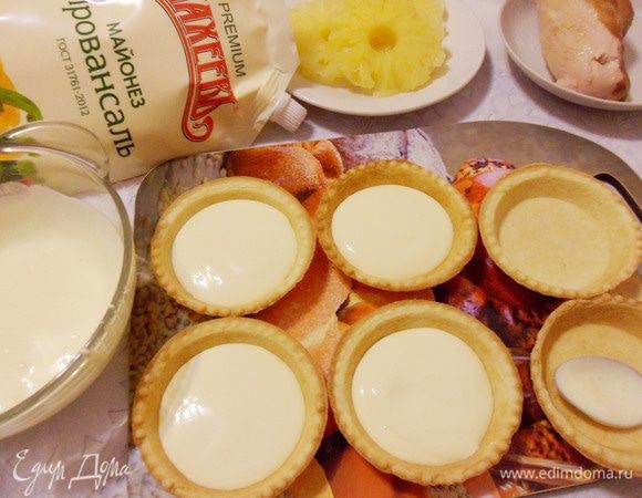 Разлить майонез в салатные тарталетки и поставить в холодильник до застывания (около 5 минут).