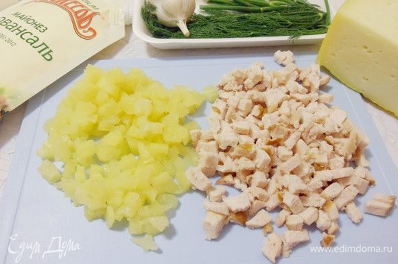 Куриное филе и консервированный ананас нарезать мелкими кубиками.