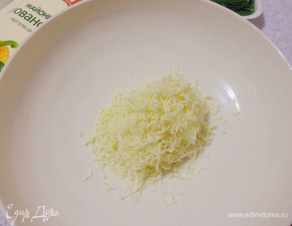 Сыр и чеснок натереть на терке.