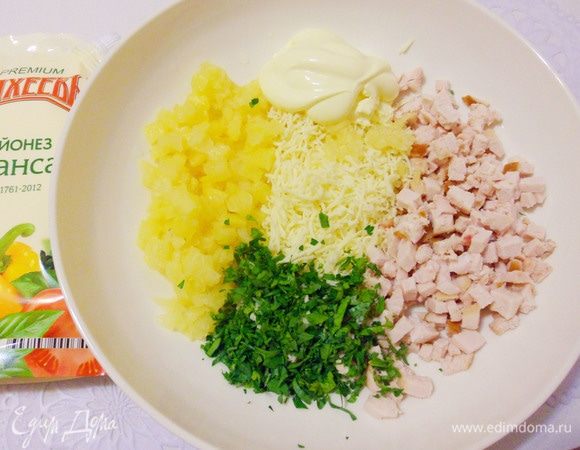 Добавить в миску все ингредиенты, зелень и две столовые ложки майонеза. 