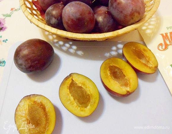 Для приготовления этого блюда отбираем самые крупные и твердые сливы. Их необходимо вымыть, обсушить, разрезать пополам и удалить косточки.