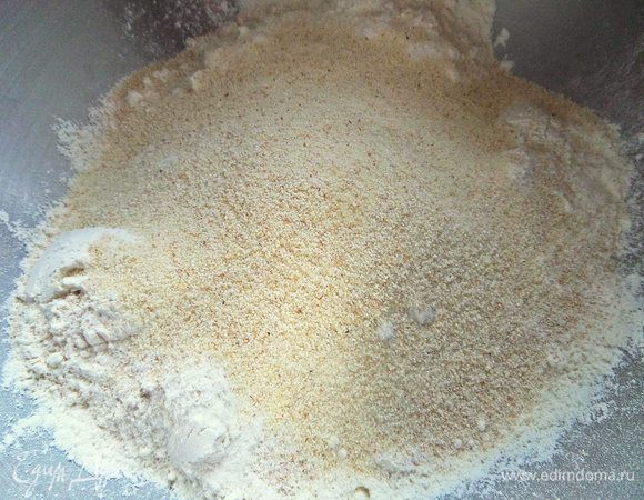 Всыпать мелкую манку, в идеале — семолину.