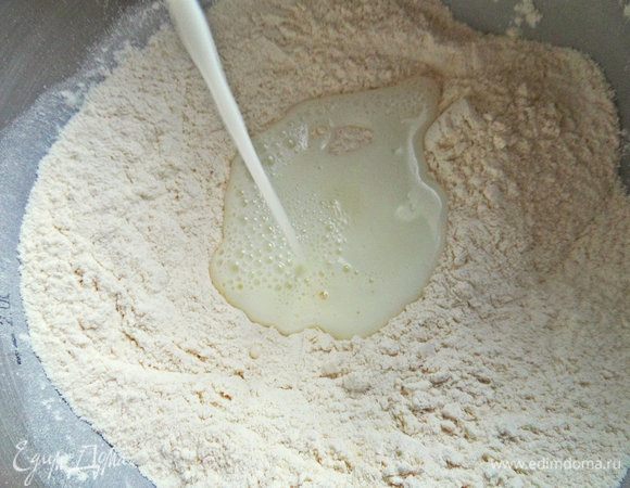 Разбавить молоко кипятком или просто взять теплое молоко и теплую воду. Также можно использовать теплую сыворотку.