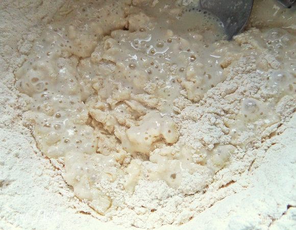 Влить в состав и начинать замес теста вначале ложкой или силиконовой лопаткой.